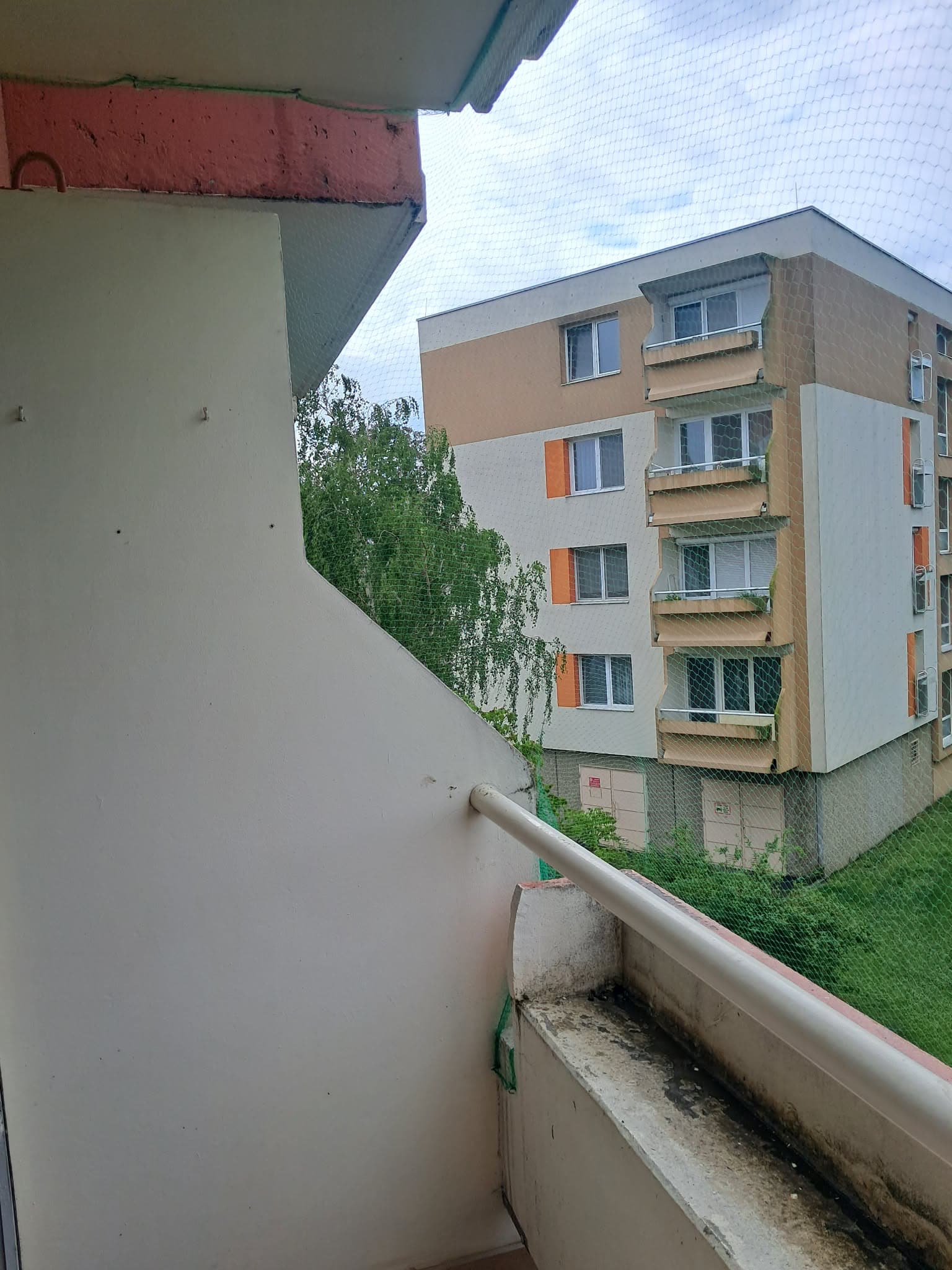 Galambháló erkélyre — befejezett szerelés
