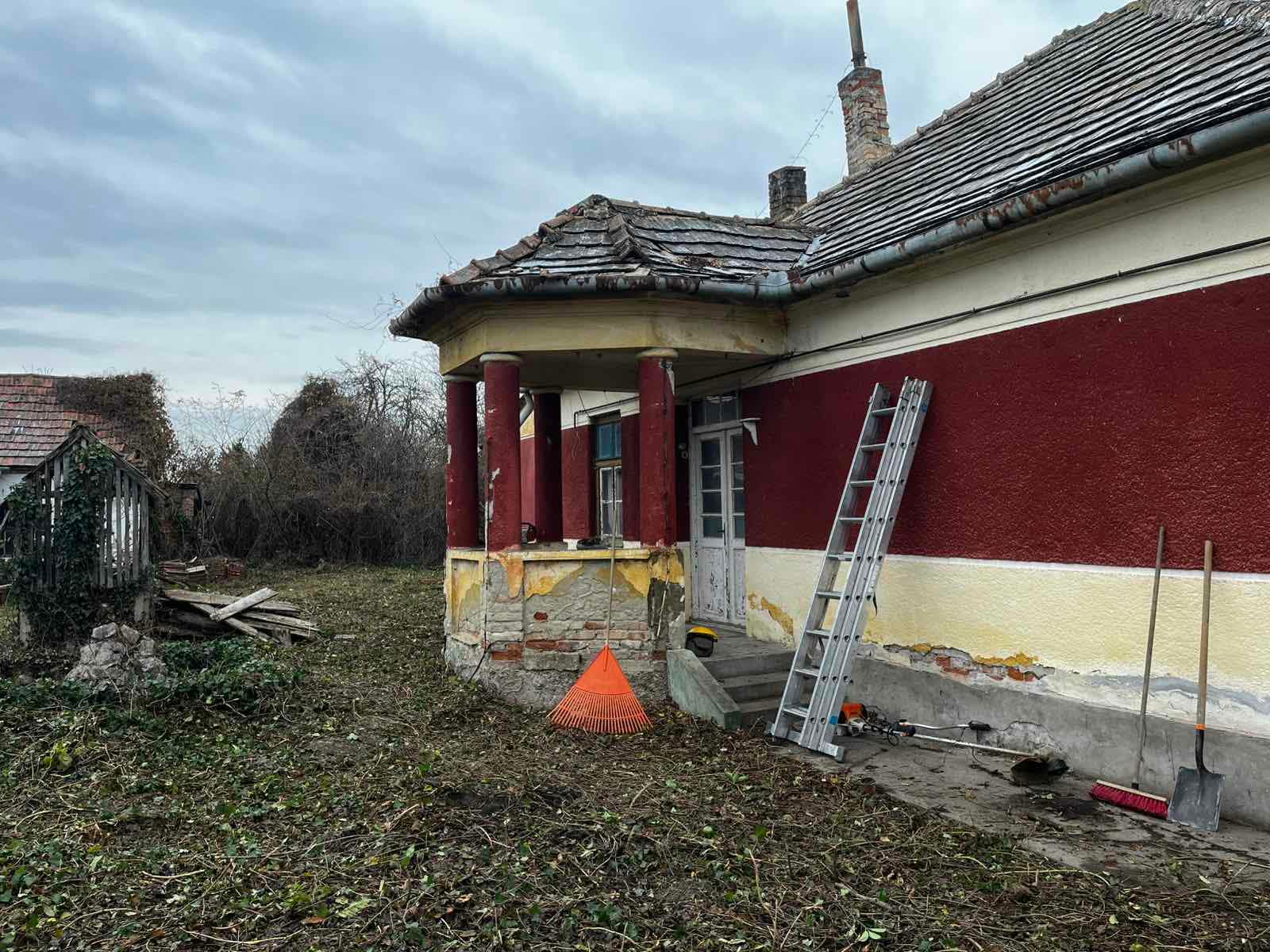 Területtisztítás — régi ház udvarának rendberakása