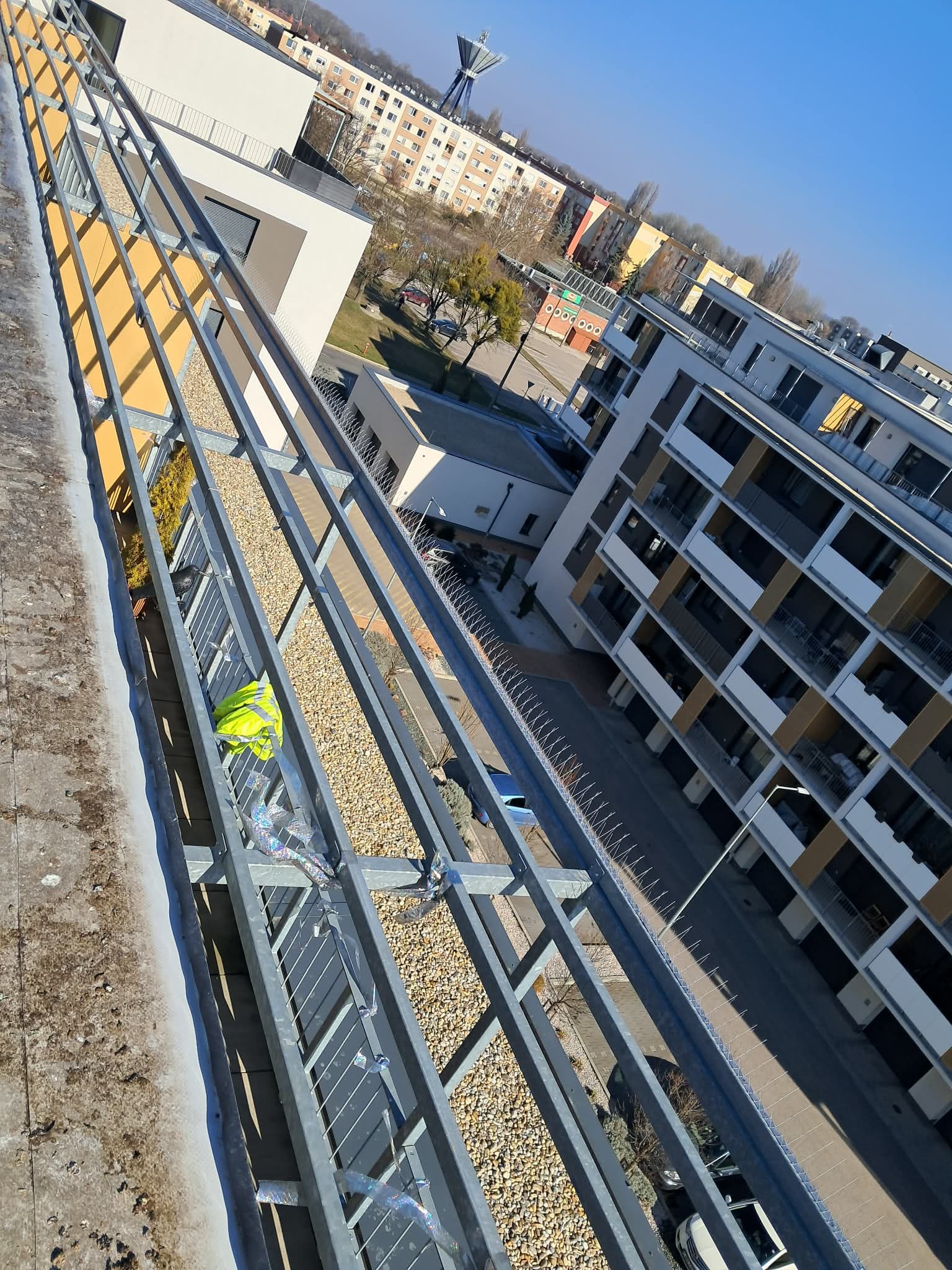 Galambriasztó rendszer ipari tetőn